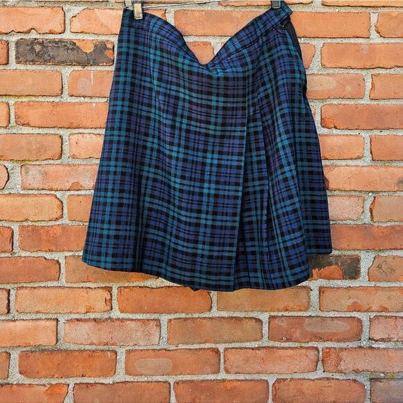 New Flynn O'Hara Green Multicolored Plaid Academia Skirt. - Picture 11 of 16